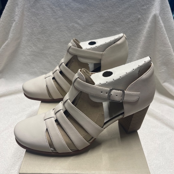 Clarks - Picture 2 of 10